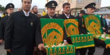 حضور خادمان رضوی با پرچم متبرک آستان قدس در رشت