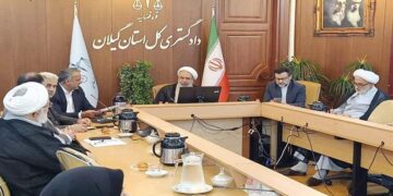 خانواده شهدا و ایثارگران مدال افتخاری برای جامعه هستند