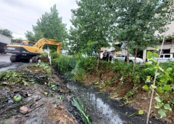 لایروبی کانال رسالت ۱۳ لاهیجان با هدف حفظ محیط زیست شهری و مقابله با پشه آئدس