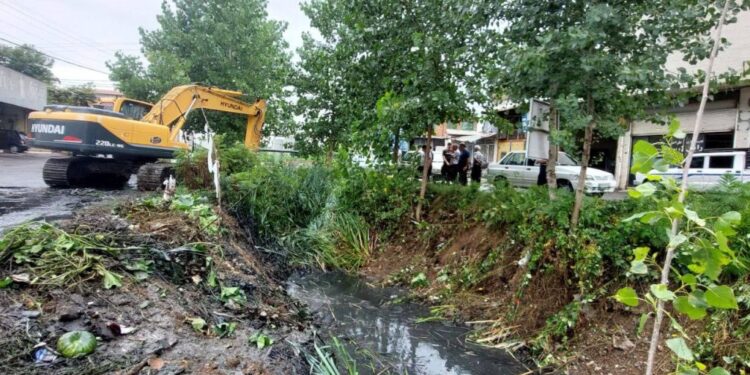 لایروبی کانال رسالت ۱۳ لاهیجان با هدف حفظ محیط زیست شهری و مقابله با پشه آئدس