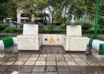 نصب نیمکت های ویژه به همراه جایگاه ویلچر جانبازان و معلولان در حاشیه استخر توسط شهرداری لاهیجان