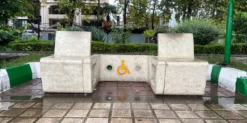 نصب نیمکت های ویژه به همراه جایگاه ویلچر جانبازان و معلولان در حاشیه استخر توسط شهرداری لاهیجان