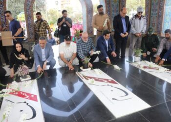 آغاز سیزدهین جشنواره تئاتر خیابانی شهروند لاهیجان با گلباران مزار شهدا و حرکت کاروان هنرمندان