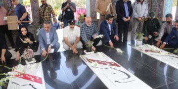 آغاز سیزدهین جشنواره تئاتر خیابانی شهروند لاهیجان با گلباران مزار شهدا و حرکت کاروان هنرمندان