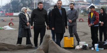 جشنواره مجسمه‌های شنی در ساحل منطقه آزاد انزلی برگزار شد