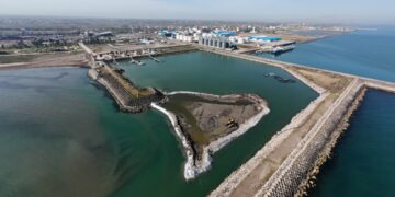 آغاز عملیات لایروبی اسکله مارینا بعد از رکوددرراستای کمک به فعالین اقتصادی