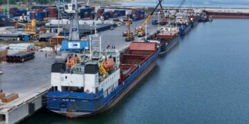 ثبت رکورد تخلیه و بارگیری ۱۴ هزار تنی کالا در یک روز در منطقه آزاد انزلی