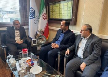 دیدار شهردار رشت با همراهی رئیس کمیسیون بهداشت، محیطزیست و خدمات شهری شورای اسلامی با مدیرکل تامین اجتماعی استان گیلان