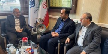 دیدار شهردار رشت با همراهی رئیس کمیسیون بهداشت، محیط‌زیست و خدمات شهری شورای اسلامی با مدیرکل تامین اجتماعی استان گیلان