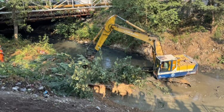 آغاز عملیات لایروبی ۱۴ کیلومتر از رودخانه‌های سطح شهر برای مقابله با آب‌گرفتگی‌های فصلی