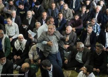 مطالبه‌گری؛ روح زنده انقلاب یا مزاحم منبرها؟