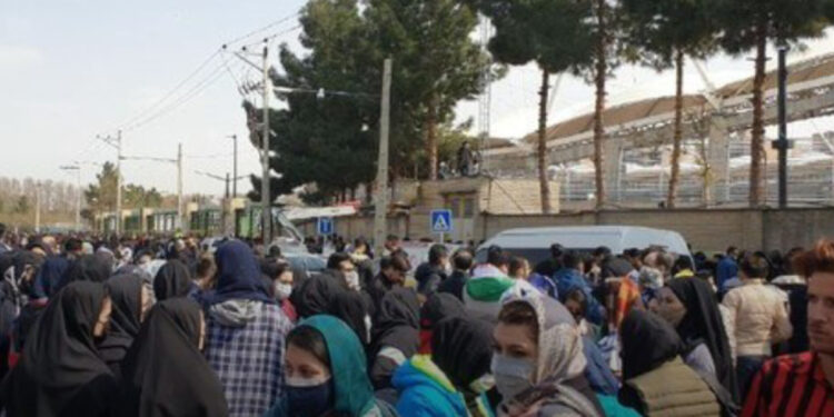 ورزشگاه برای بانوان آزاد است؛ فقط نه در رشت!